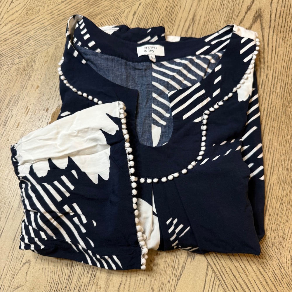 Crown & Ivy size Large Navy Blue White Floral Bell‎ Sleeve Tunic Top Blouse